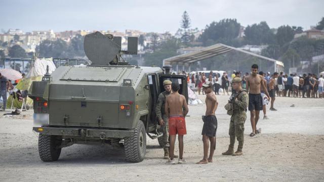 Militares patrullan el asentamiento de migrantes en la playa El Trampolín.