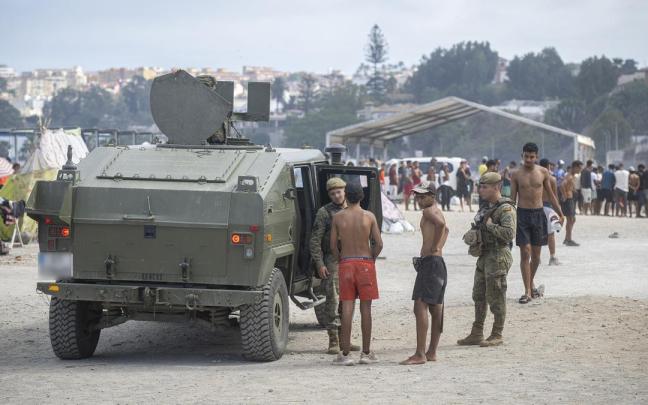 Militares patrullan el asentamiento de migrantes en la playa El Trampolín.