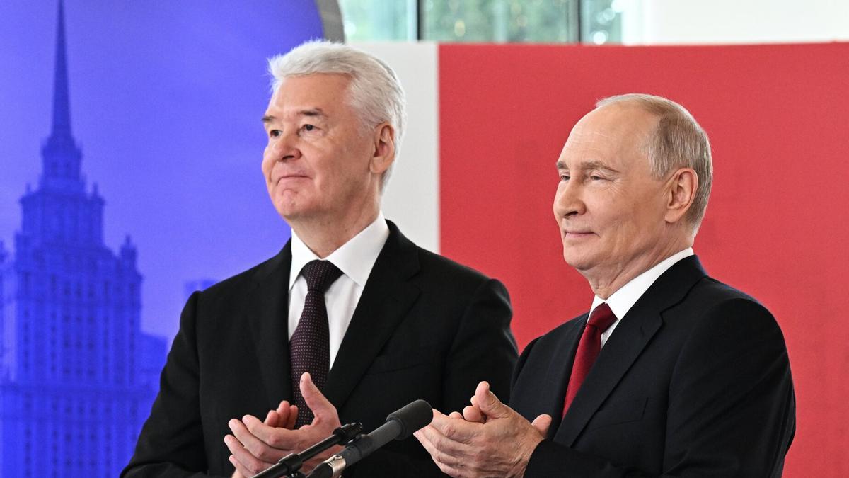 El presidente ruso Vladímir Putin (derecha) y el alcalde de Moscú, Serguéi Sobianin.