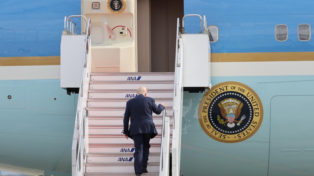 El presidente de EEUU, Donald Trumo, subiendo al Air Force One