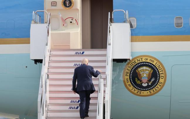 El presidente de EEUU, Donald Trumo, subiendo al Air Force One