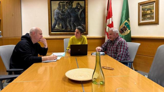De izquierda a derecha Vivanco, Gastaka y Otegui en su reunión en Laudio