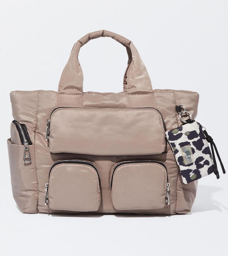 Bolso en color camel con bolsillos frontales y laterales.