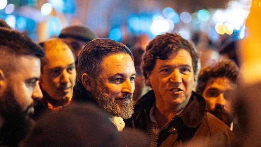 Santiago Abascal junto al "gurú" de la prensa ultradrechista estadounidense, Tucker Carlson, en la concentración ante Ferraz.