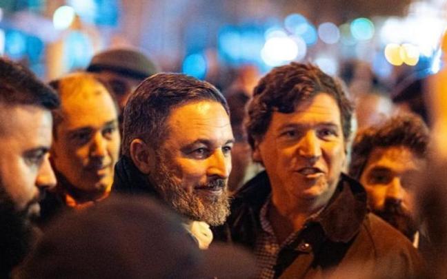 Santiago Abascal junto al "gurú" de la prensa ultradrechista estadounidense, Tucker Carlson, en la concentración ante Ferraz.