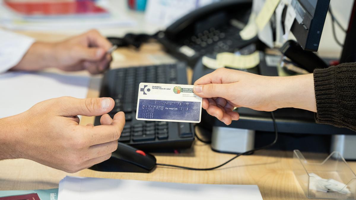 La tarjeta funcionará tanto en formato físico como digital, incorporando un distintivo específico en la historia clínica del paciente.