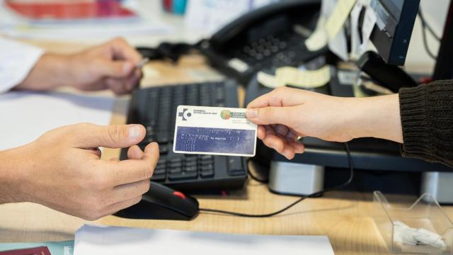 La tarjeta funcionará tanto en formato físico como digital, incorporando un distintivo específico en la historia clínica del paciente.