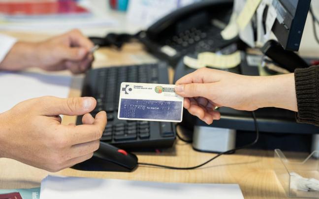 La tarjeta funcionará tanto en formato físico como digital, incorporando un distintivo específico en la historia clínica del paciente.