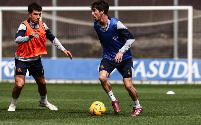 Aritz Elustondo y Martin Zubimendi, ayer en Zubieta. / R.S.