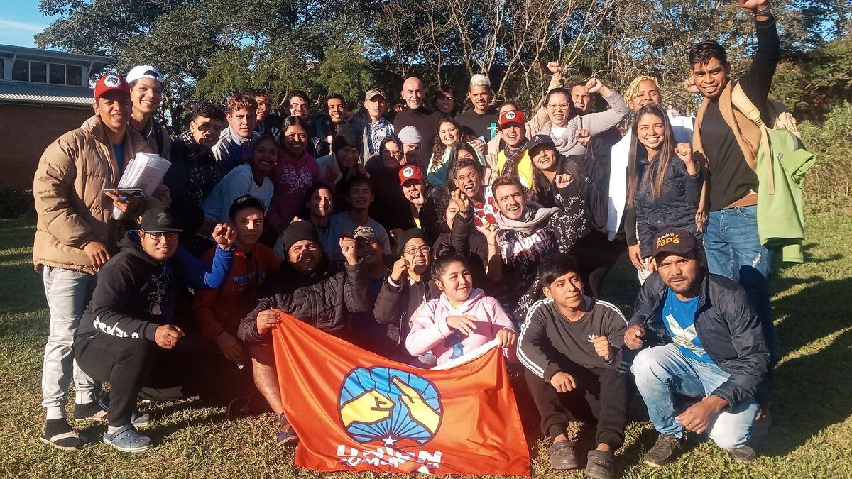 Natxo de Vicente, en Porto Alegre (Brasil), con una de las comunidades a las que apoya.
