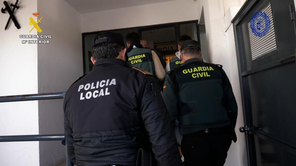 Agentes de la Policía Local de El Viso de Alcor (Sevilla) y de la Guardia Civil.