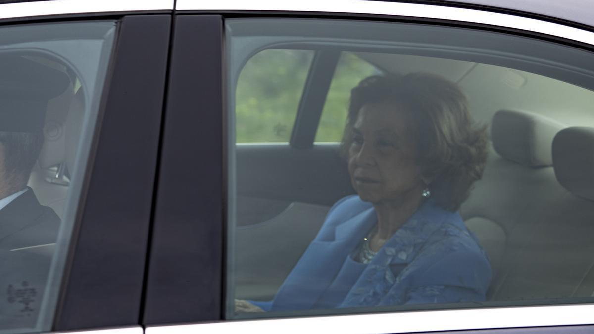 La reina Emérita Sofía en el coche en el que ha llegado a la boda de Almeida y Teresa Urquijo.