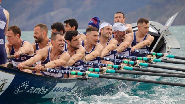 Los remeros de la ‘Bou Bizkaia’, en plena acción. R. BASALDUA