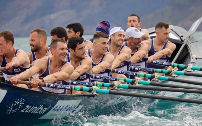 Los remeros de la ‘Bou Bizkaia’, en plena acción. R. BASALDUA