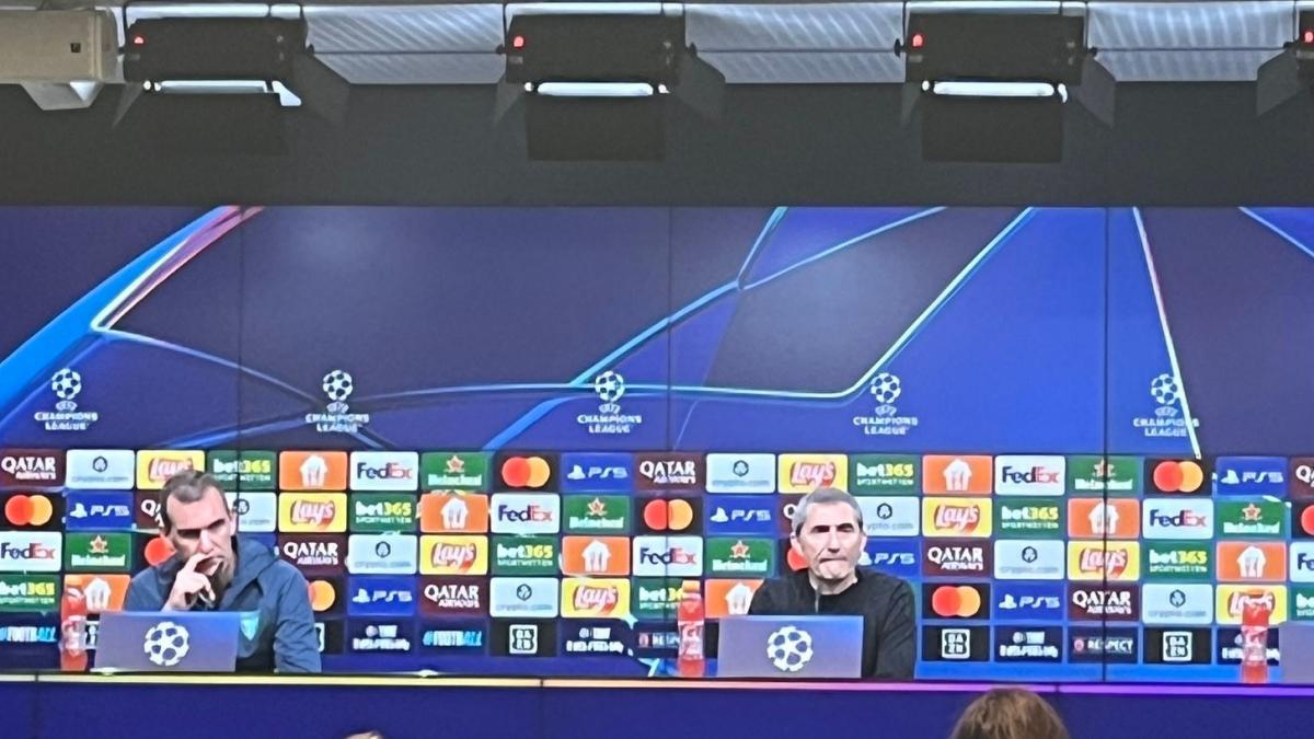 Ernesto Valverde durante la rueda de prensa de esta tarde celebrada en Dortmund