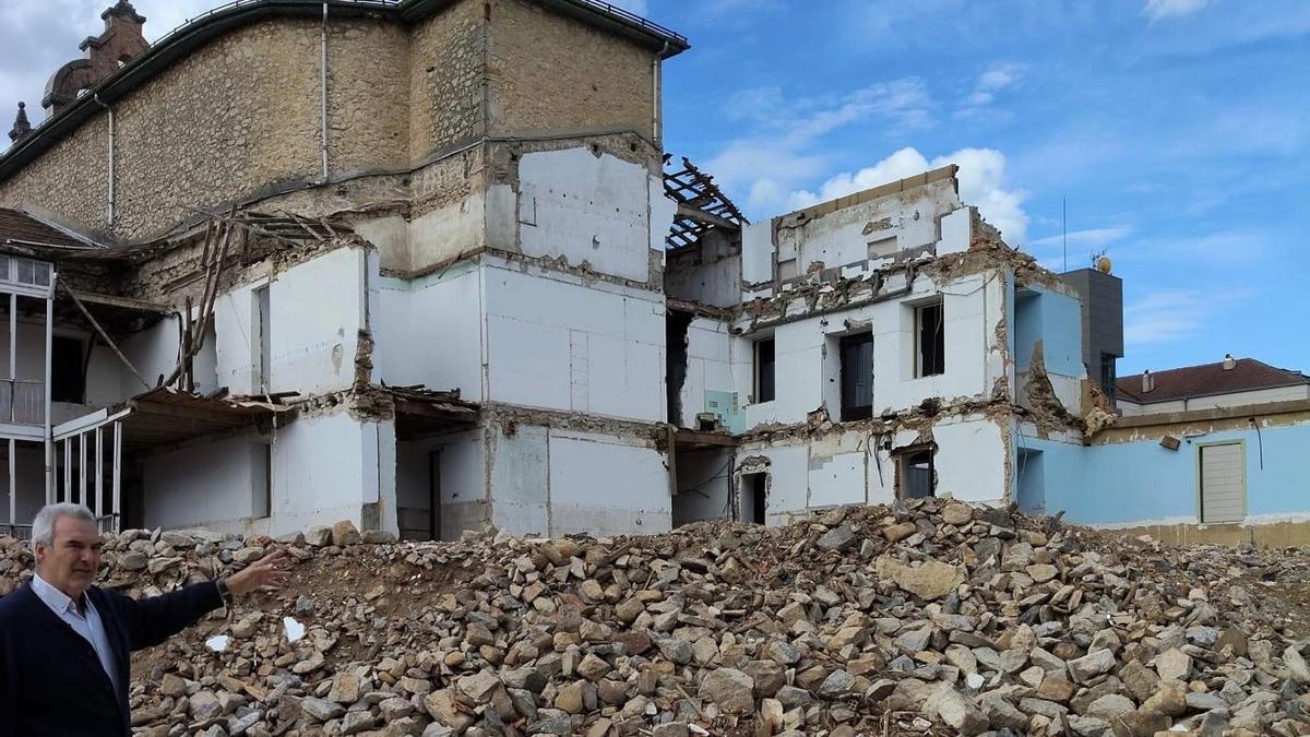 Luis Sautu muestra el convento de Murgia derribado