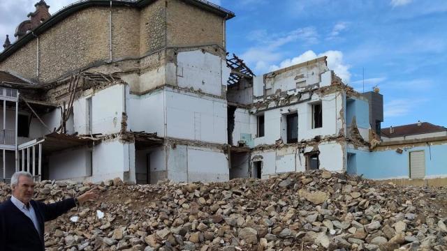 Luis Sautu muestra el convento de Murgia derribado
