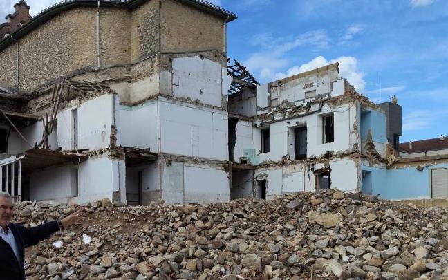Luis Sautu muestra el convento de Murgia derribado