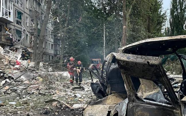 Los bomberos trasladan a uno de los menores heridos en el ataque en Kiev. / EFE Los bomberos trasladan a uno de los menores heridos en el ataque en Kiev.