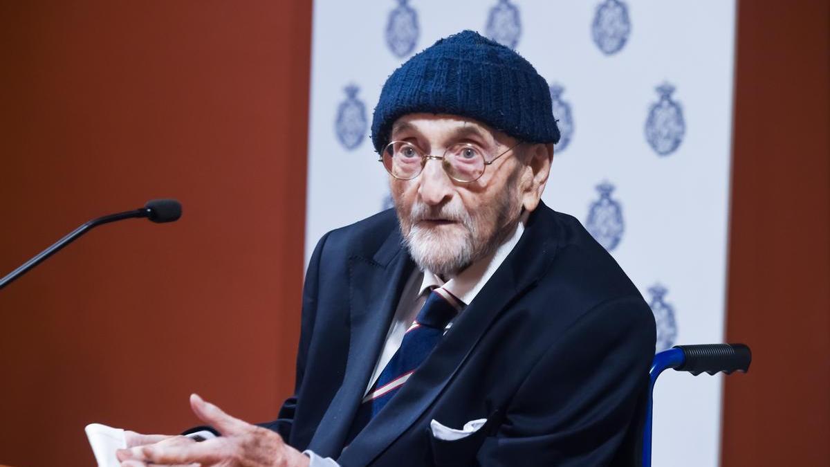 El ganador del Premio Miguel de Cervantes 2024, Álvaro Pombo, atiende a los medios.