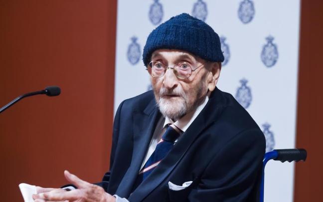 El ganador del Premio Miguel de Cervantes 2024, Álvaro Pombo, atiende a los medios. / EP El ganador del Premio Miguel de Cervantes 2024, Álvaro Pombo, atiende a los medios.