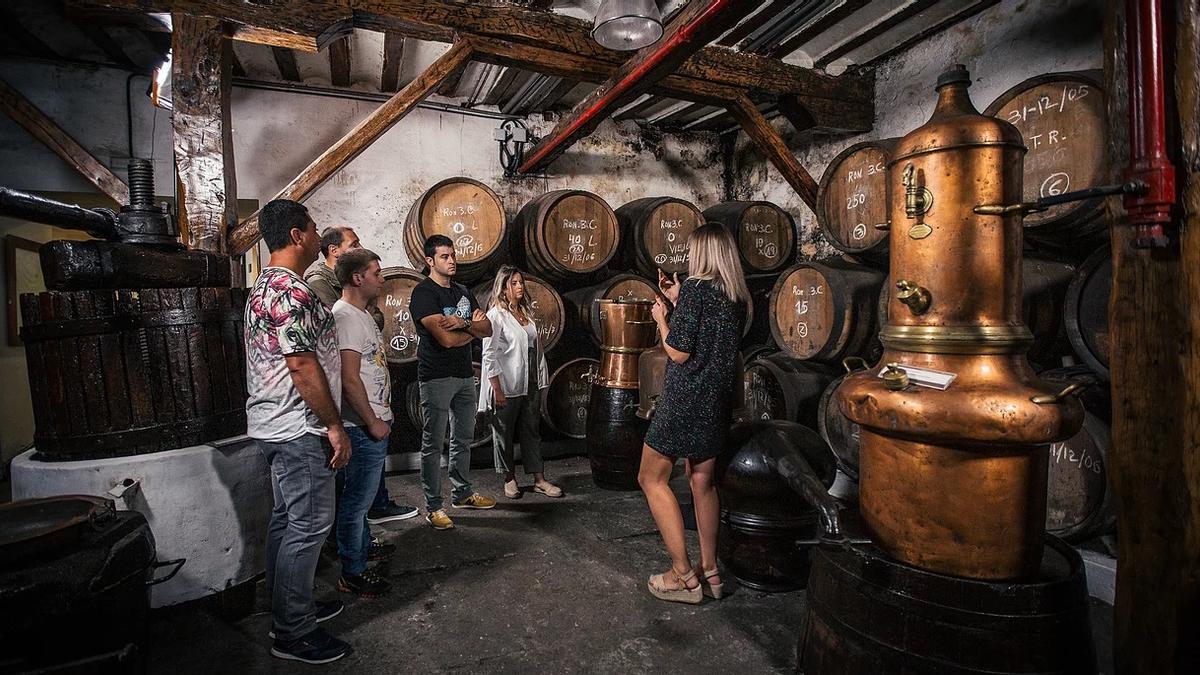 Visitantes en el museo del licor de la centenaria destilería Acha en Amurrio