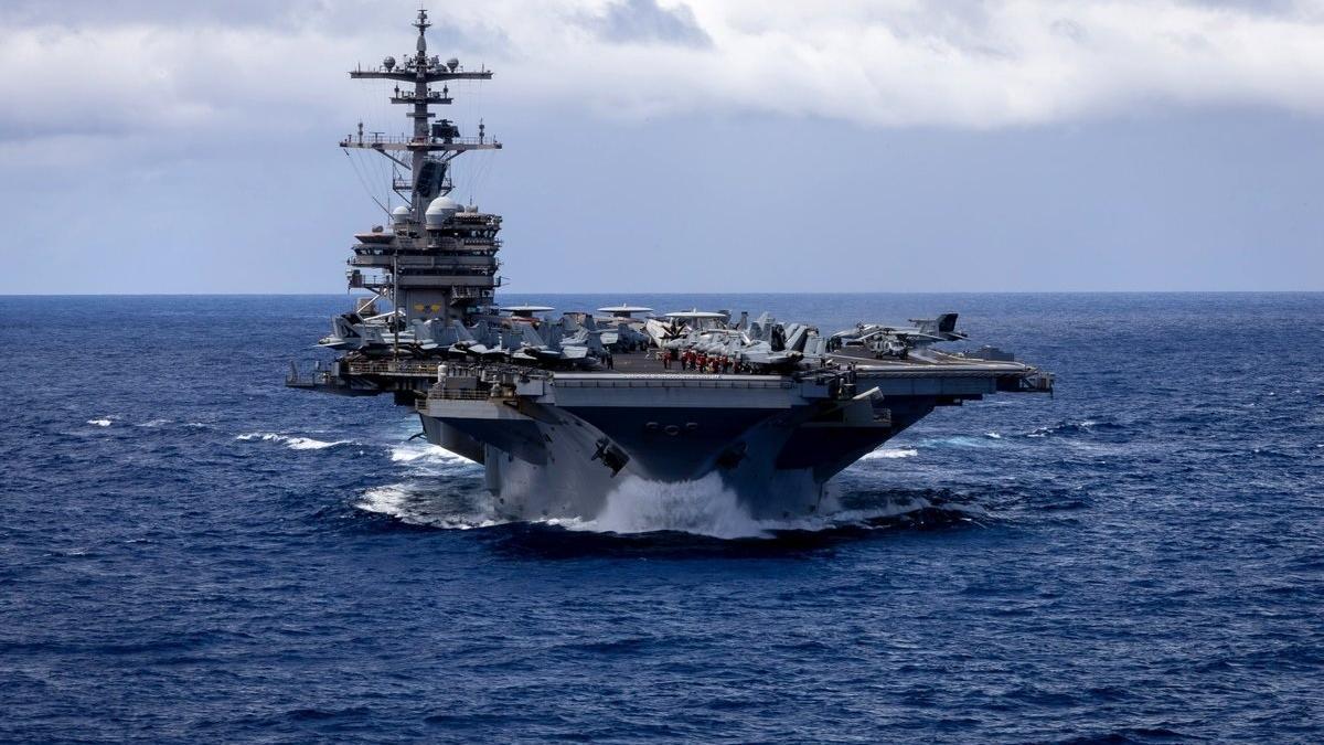 El portaaviones de la clase Nimitz USS George H.W. Bush navega por el océano Índico, en la zona de responsabilidad del Mando Central (CENTCOM) del Ejército de Estados Unidos, en el marco del cierre perimetral norteamericano del estrecho de