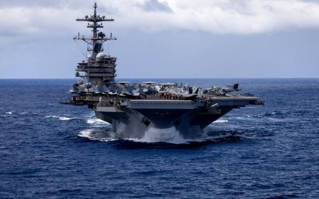 El portaaviones de la clase Nimitz USS George H.W. Bush navega por el océano Índico, en la zona de responsabilidad del Mando Central (CENTCOM) del Ejército de Estados Unidos, en el marco del cierre perimetral norteamericano del estrecho de