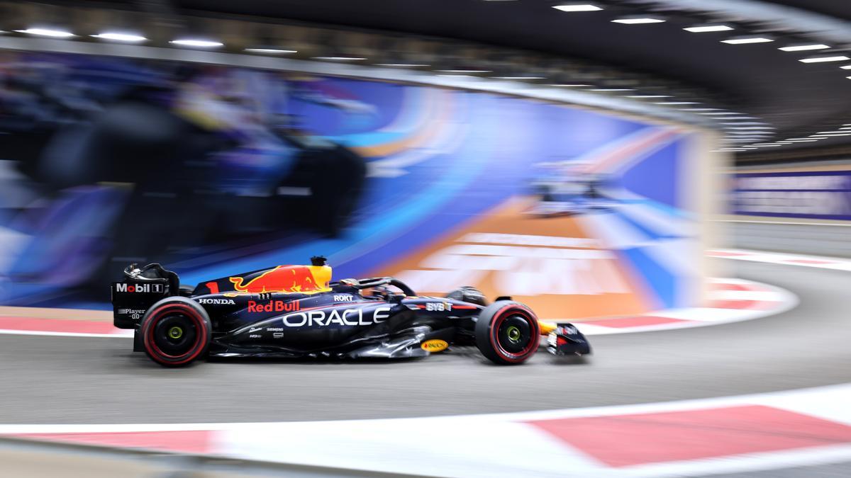 Max Verstappen conduce su monoplaza en Abu Dabi.