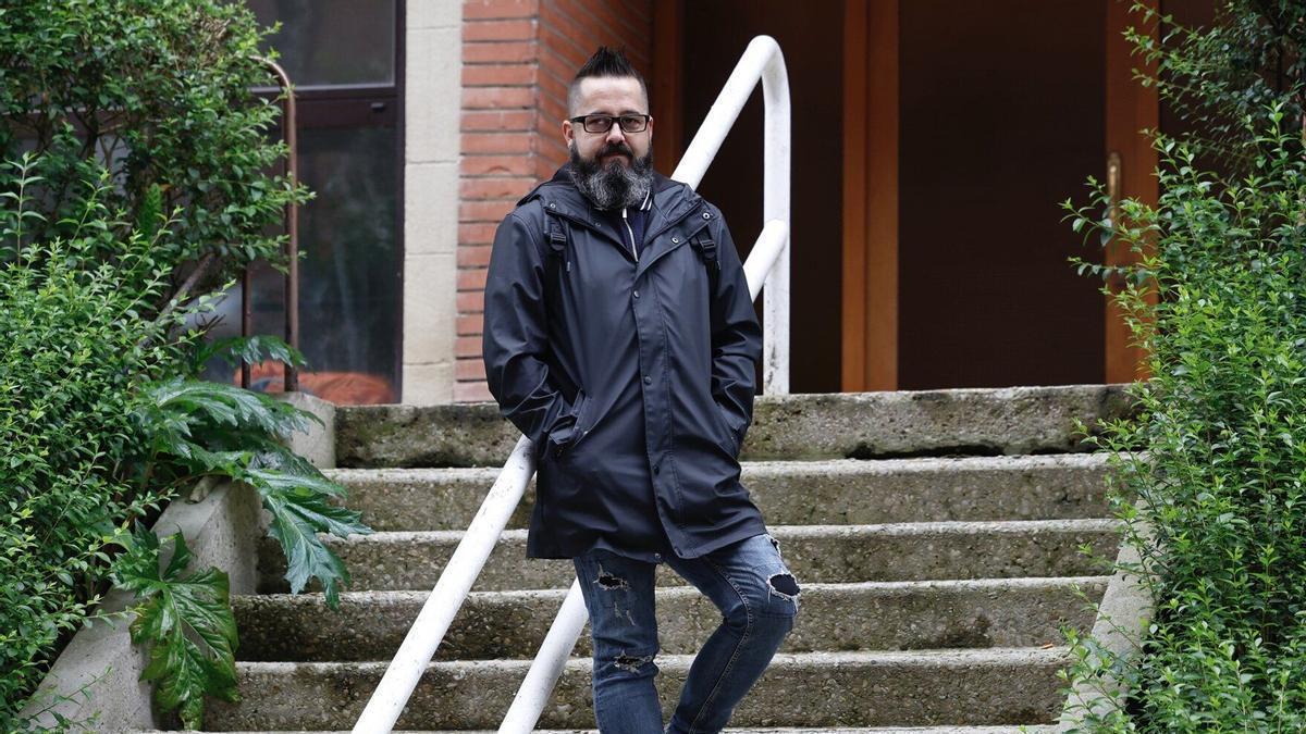 Joseba Novoa, pareja de Amaya Zabarte, posa para este periódico antes de la entrevista. / JAVIER COLMENERO