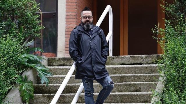 Joseba Novoa, pareja de Amaya Zabarte, posa para este periódico antes de la entrevista. / JAVIER COLMENERO