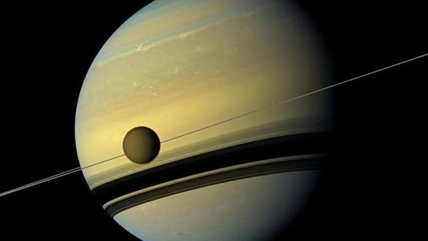 El satélite de la NASA Titán alejándose de Saturno