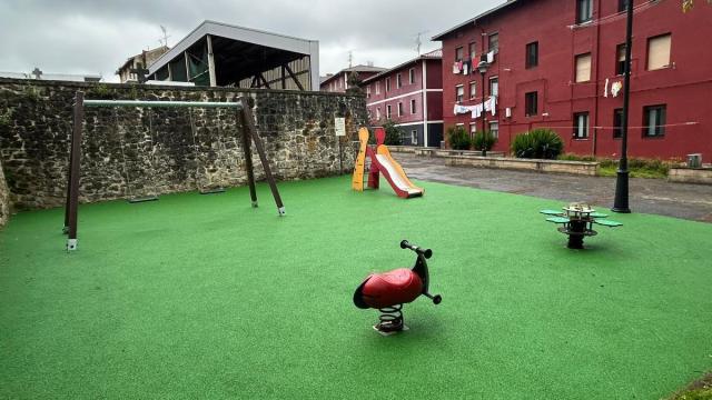 Mejoras en la zona de juegos de Zubizabala / Ayuntamiento Amorebieta Mejoras en la zona de juegos de Zubizabala