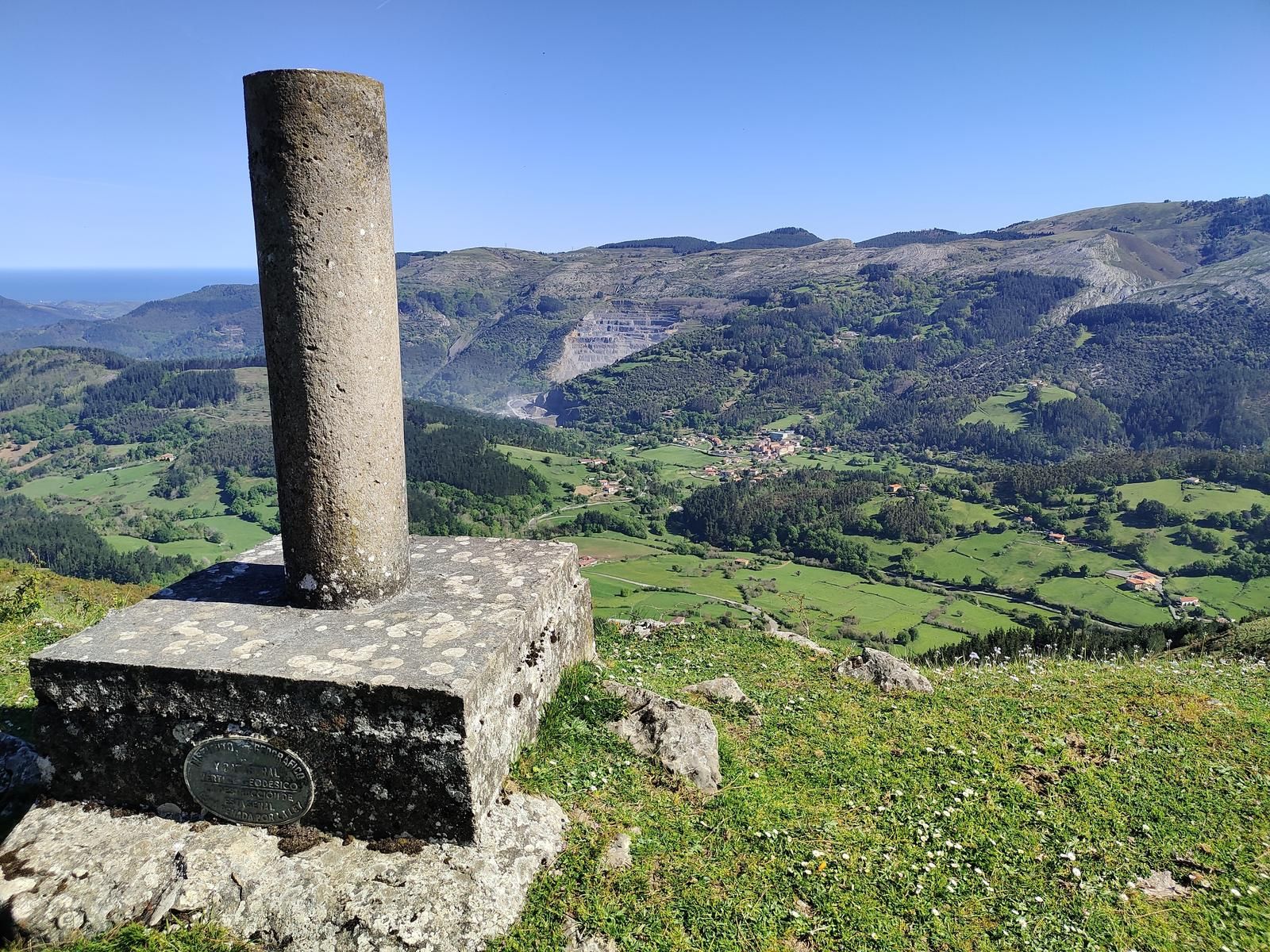 Vértice geodésico en la cima de Larrea.