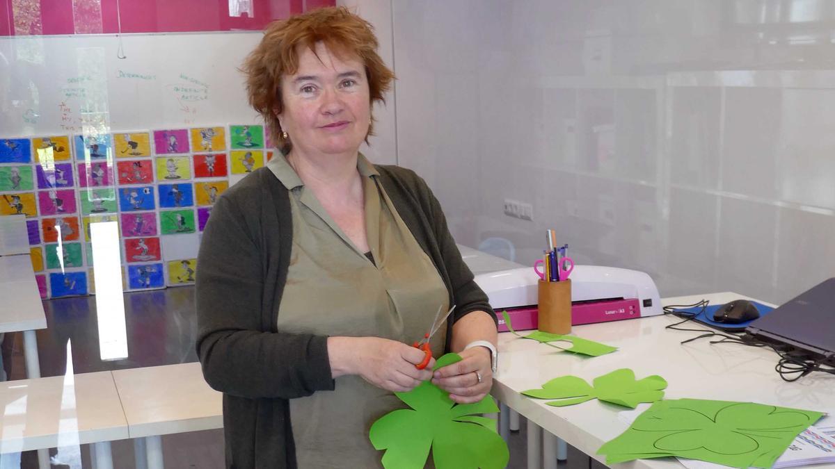 Aisling O’Donovan corta tréboles, símbolo de Irlanda, para adornar el centro por San Patricio.