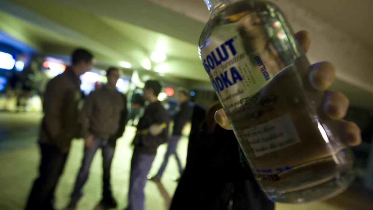 Jóvenes haciendo botellón.