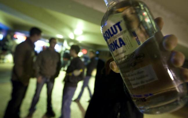 Jóvenes haciendo botellón. / Pablo Viñas. Jóvenes haciendo botellón.