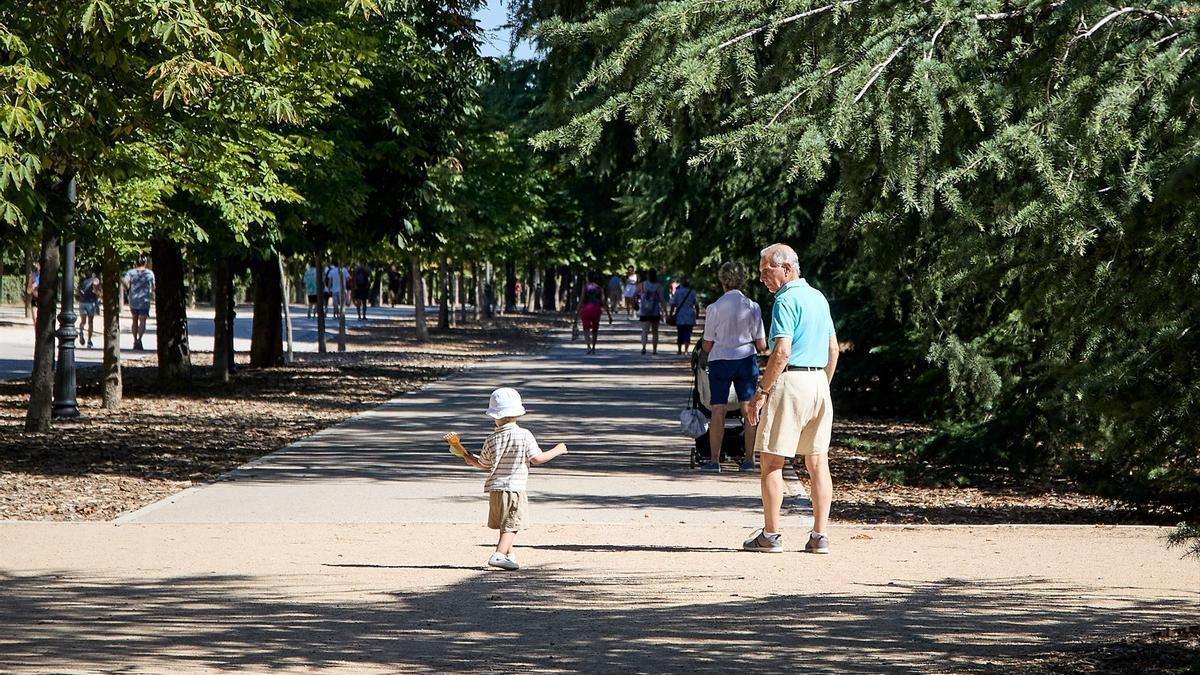 Un abuelo con su nieto en un parque.