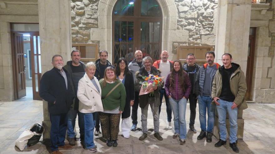 Josu Aztiria, osoko bilkuraren ondoren, EH Bilduko kideekin.