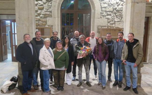 Josu Aztiria, osoko bilkuraren ondoren, EH Bilduko kideekin.