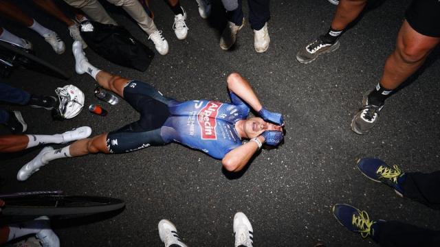 Jasper Philipsen, exhausto tras su victoria liberadora.
