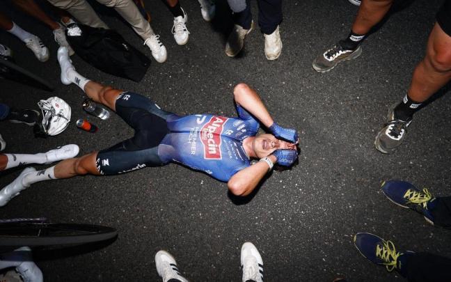 Jasper Philipsen, exhausto tras su victoria liberadora.