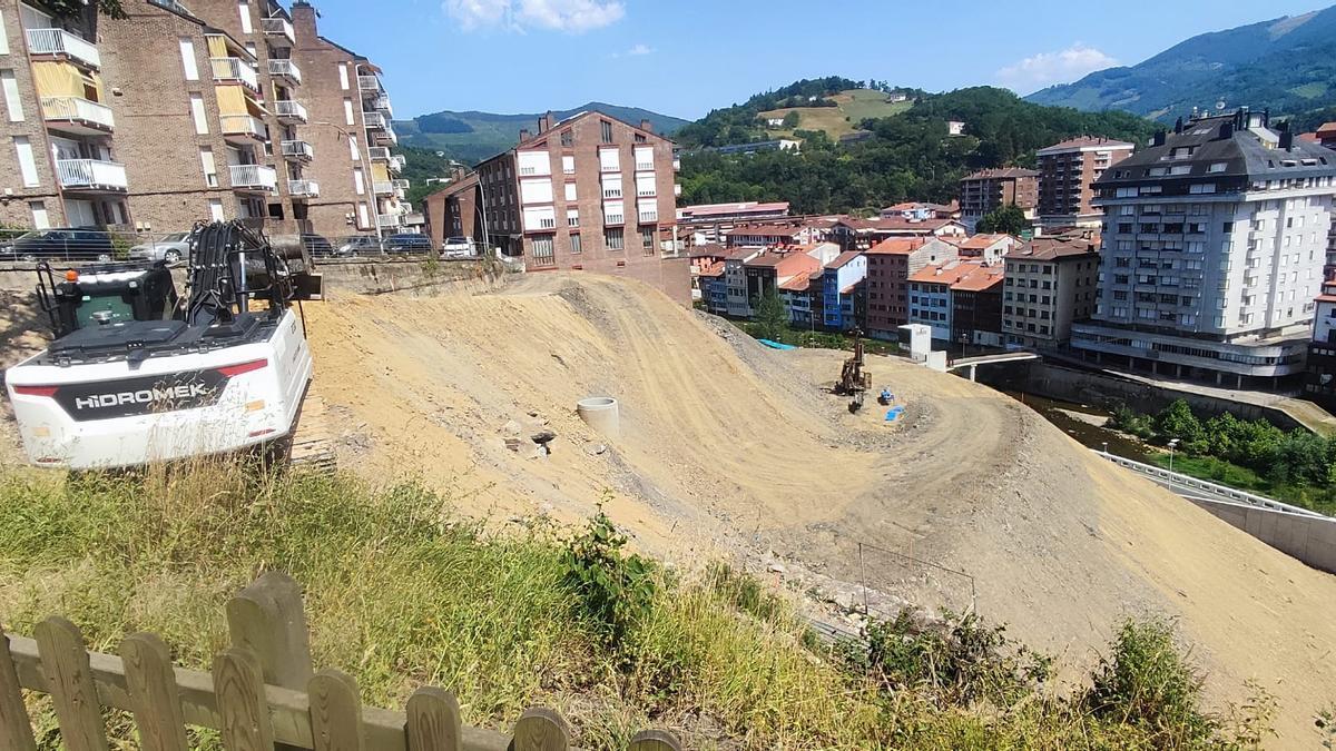 La labor de asentar la ladera que ha dado lugar a la paralizacion de las obras de la residencia ha movilizando toneladas de tierra.