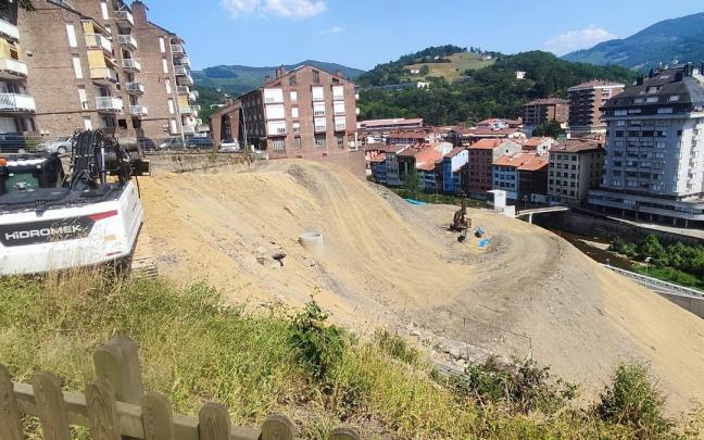 La labor de asentar la ladera que ha dado lugar a la paralizacion de las obras de la residencia ha movilizando toneladas de tierra.