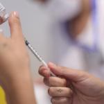 Una sanitaria prepara una vacuna.