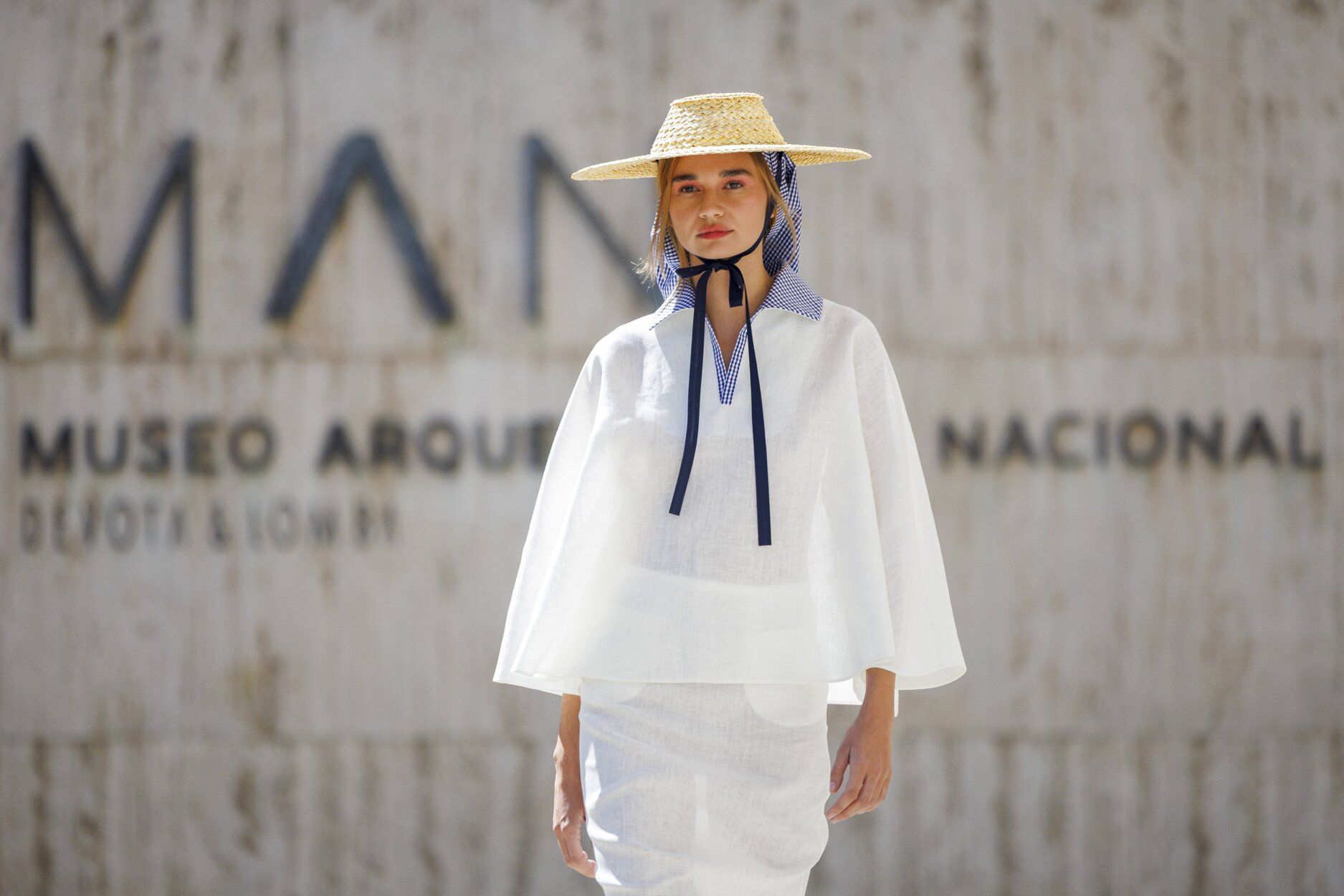 Devota&Lomba recupera la túnica y la actualiza con una largura hasta la cadera y unos cuellos de camisa.
