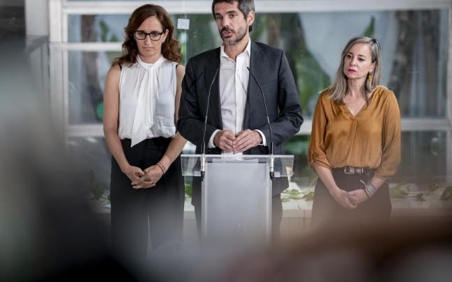 La ministra de Sanidad, Mónica García, y el ministro de Cultura, Ernest Urtasun, durante una rueda de prensa de los partidos que integran el espacio conformado por Movimiento Sumar, Más Madrid, Izquierda Unida y Comuns.