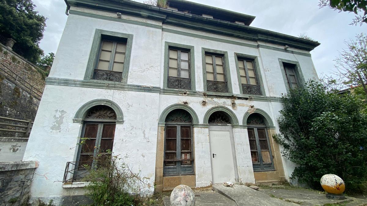 Fachada del edificio Erkibe de Zumaia.