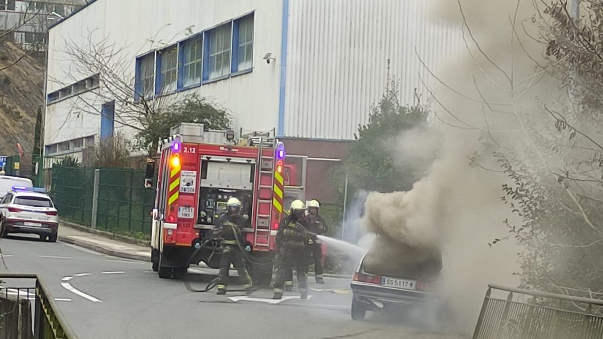 Un vehículo ha ardido este lunes en el polígono Aranguren de Oiartzun