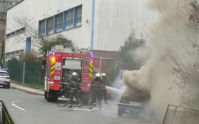 Un vehículo ha ardido este lunes en el polígono Aranguren de Oiartzun Un vehículo ha ardido este lunes en el polígono Aranguren de Oiartzun